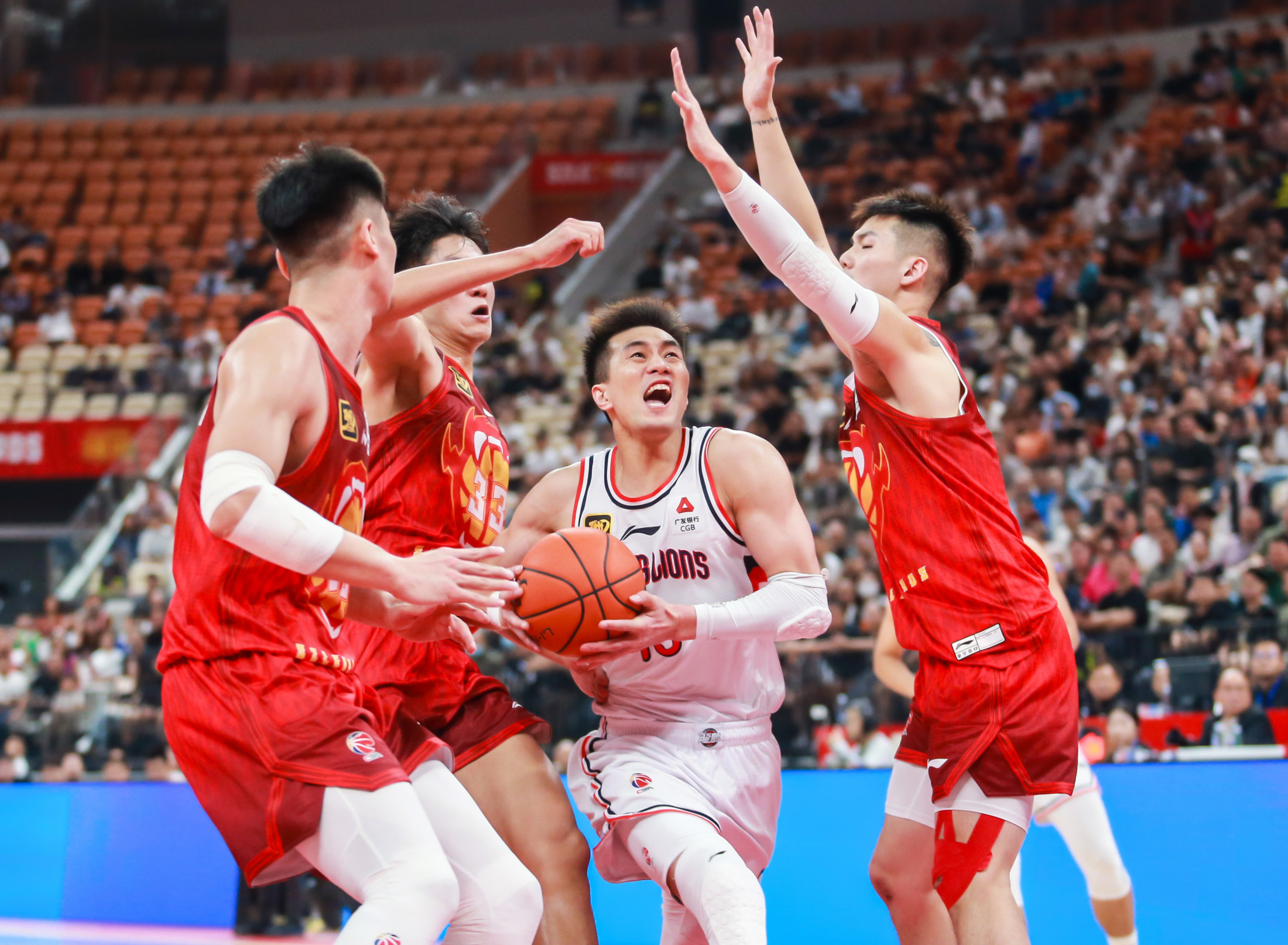 kaiyunapp-中超今夜走向成谜，广州队遗憾出局，目标明确，身体对抗强度拉满