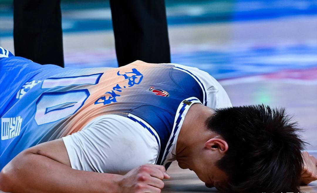 包含窗口期CBA季后赛传出新动向；底特律活塞伤情更新；管理层表态——震撼外界；资深球员宣示担当的词条