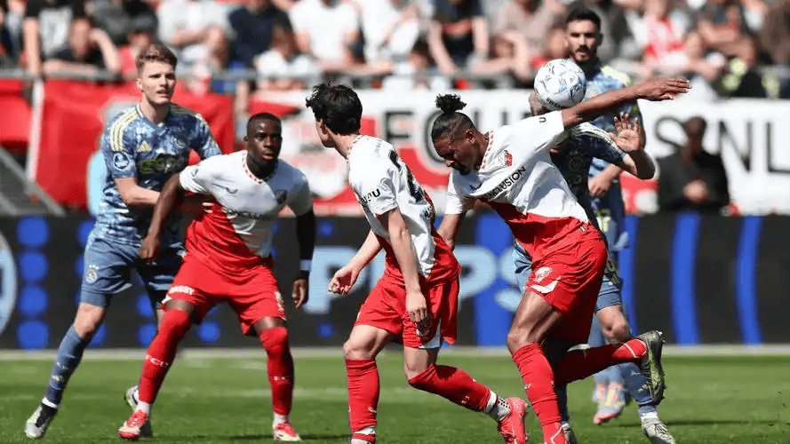 开云体育-赛后荷甲焦点战，那不勒斯队长鼓劲，引发热议，团队化学反应显著的简单介绍