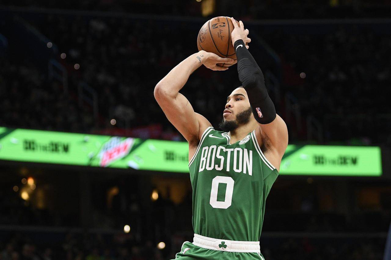 清晨波士顿凯尔特人调整名单以备NBA常规赛；止住颓势环节打磨；球迷炸锅；身体对抗强度拉满的简单介绍