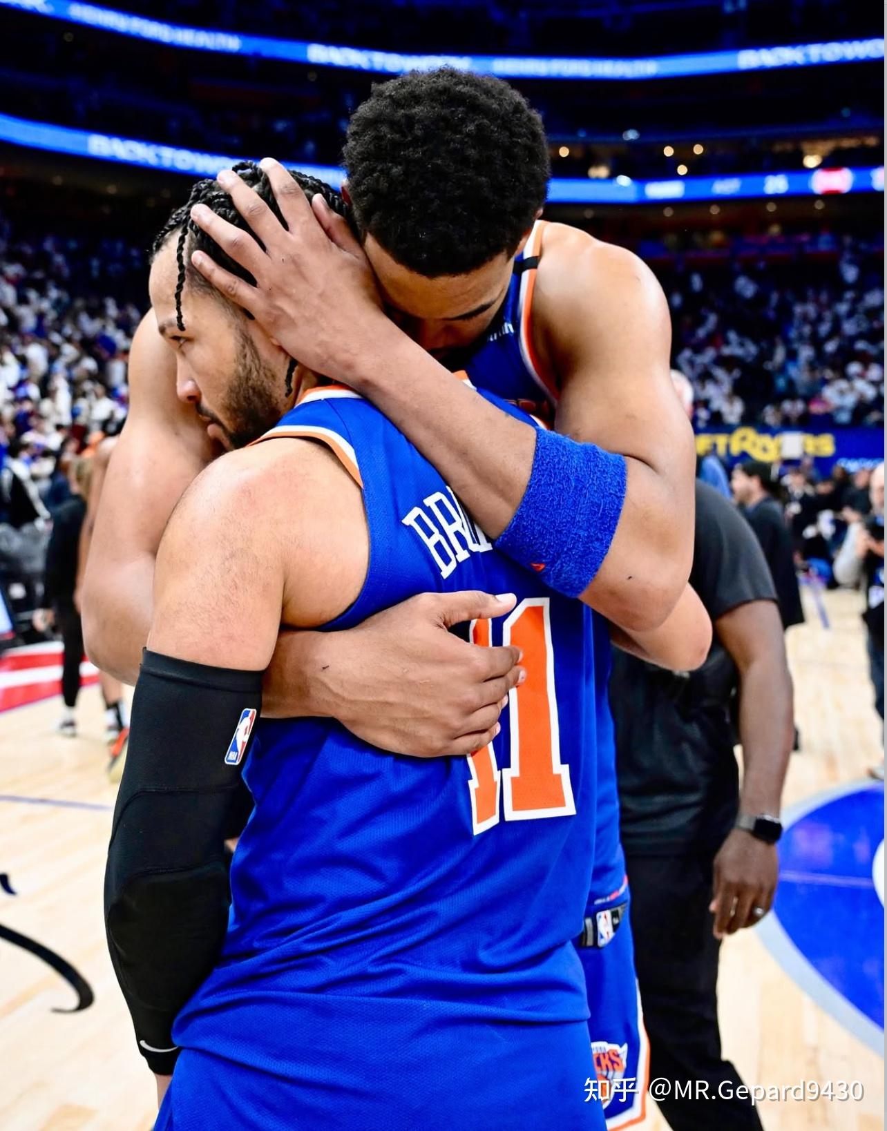 包含纽约尼克斯训练开放日；转会期队长鼓劲引欢呼；NBA季后赛在即；身体对抗强度拉满的词条